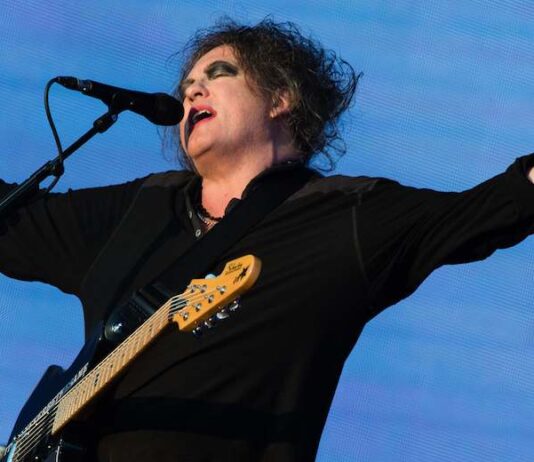 Robert Smith: la strana coincidenza dietro la scelta della cover del nuovo album dei The Cure Robert Smith, la strana coincidenza dietro la scelta della cover del nuovo album dei The Cure - Ph © Richard Isacc