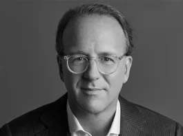 Estée Lauder saluta Fabrizio Freda e nomina Stéphane de la Faverie nuovo CEO
