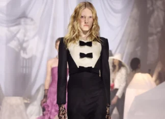 Alessandro Michele porta in scena la Sala Bianca di Valentino alla Paris Fashion Week