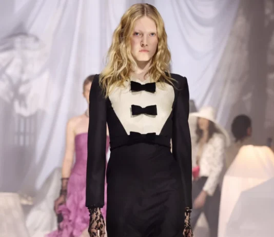 Alessandro Michele porta in scena la Sala Bianca di Valentino alla Paris Fashion Week