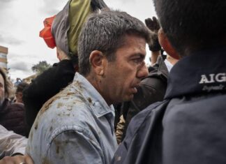 Decine di migliaia di spagnoli chiedono le dimissioni di Carlos Mazón dopo la strage di Valencia