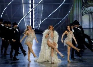 Elie Saab celebra i suoi 45 anni di eleganza con Celine Dion e Jennifer Lopez