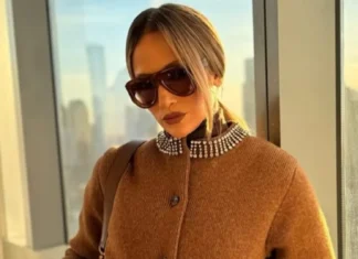 Indecisione sul rossetto? Ci pensa JLo con il suo nuovo cinnamocaccino (ma attenzione al sottotono)