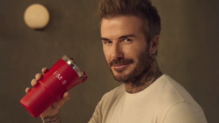 David Beckham lancia I.M.8: il nuovo volto del benessere in un sorso