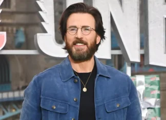 Chris Evans abbandona il look da Captain America: è l’inizio dell’era “professore affascinante”?