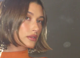 La nuova “brown sugar mani” di Hailey Bieber è il trend nail perfetto per l’autunno