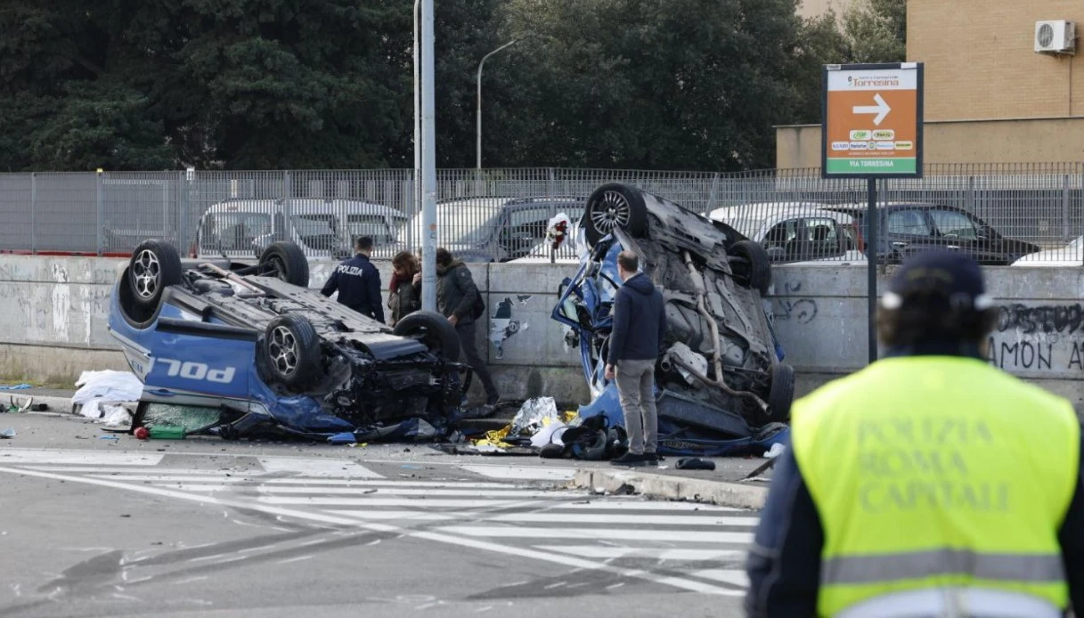 Roma, incidente frontale tra due volanti: morto un poliziotto