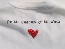 Jil Sander e OTB hanno realizzato un progetto per sostenere le ragazze in Afghanistan (e anche una t-shirt)