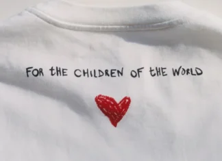 Jil Sander e OTB hanno realizzato un progetto per sostenere le ragazze in Afghanistan (e anche una t-shirt)