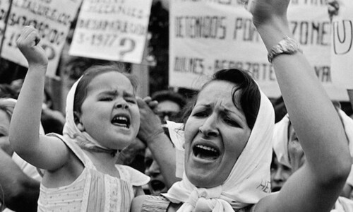 Madre e figlia manifestano insieme in Plaza de Mayo, Buenos Aires nel 1982 - Photo Credits Adriana Lestido