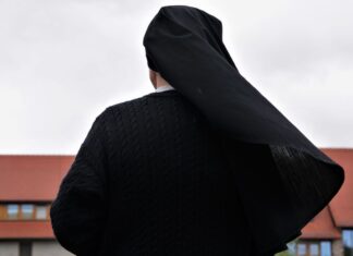 Aggressione a Roma, una suora colpita al volto in chiesa con calci e pugni: arrestato ventisettenne