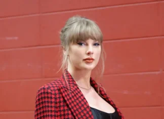 Taylor Swift è nella sua festive era: il tailleur Versace perfetto per l’inverno (e Donatella commenta il suo outfit)