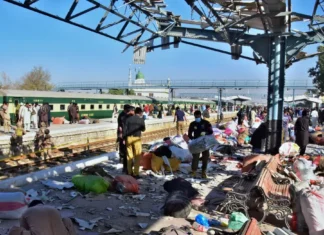 Almeno 24 morti nell’attentato suicida alla stazione ferroviaria in Pakistan