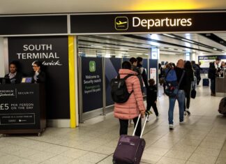 Aeroporto di Gatwick evacuato per valigia sospetta: caos e disagi