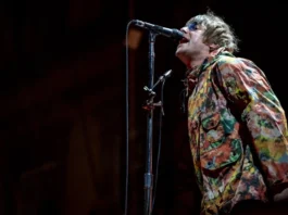 Liam Gallagher perde il pelo, ma non il vizio: il botta e risposta su X liam gallagher