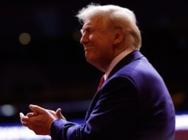 Donald Trump afferma che i dazi del 25% su Canada e Messico entreranno in vigore sabato
