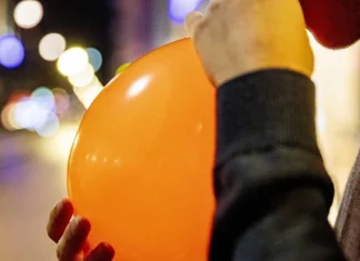 Un ragazzo di Lecce è morto dopo aver inalato la “droga della risata” da un palloncino