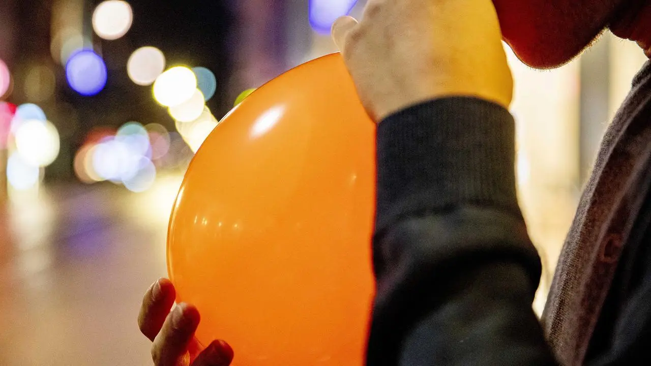 Un ragazzo di Lecce è morto dopo aver inalato la “droga della risata” da un palloncino