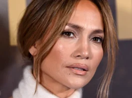 Jennifer Lopez sfoggia la dreamy manicure: cristalli Swarovski per un look extra-lusso