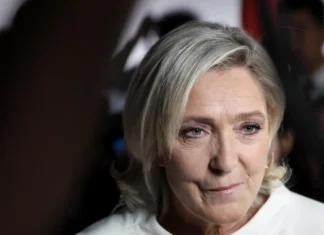 La procura di Parigi ha chiesto il carcere e l’interdizione dai pubblici uffici per Marine Le Pen marine le pen
