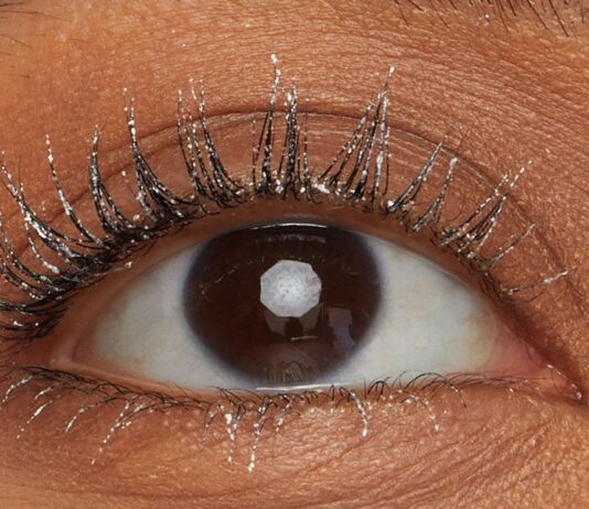 Tutti pazzi per il mascara glitter: in trend il prodotto perfetto per questo Natale