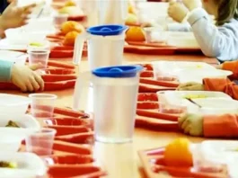 Bambino lasciato senza cibo in mensa per un debito di nove euro: i compagni dividono il loro bambino senza cibo
