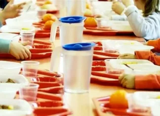 Bambino lasciato senza cibo in mensa per un debito di nove euro: i compagni dividono il loro bambino senza cibo