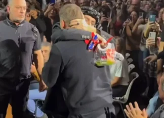 Renato Zero abbraccia Francesco Totti sulle note di «Amico»: è successo al Palazzo dello Sport di Roma renato zero