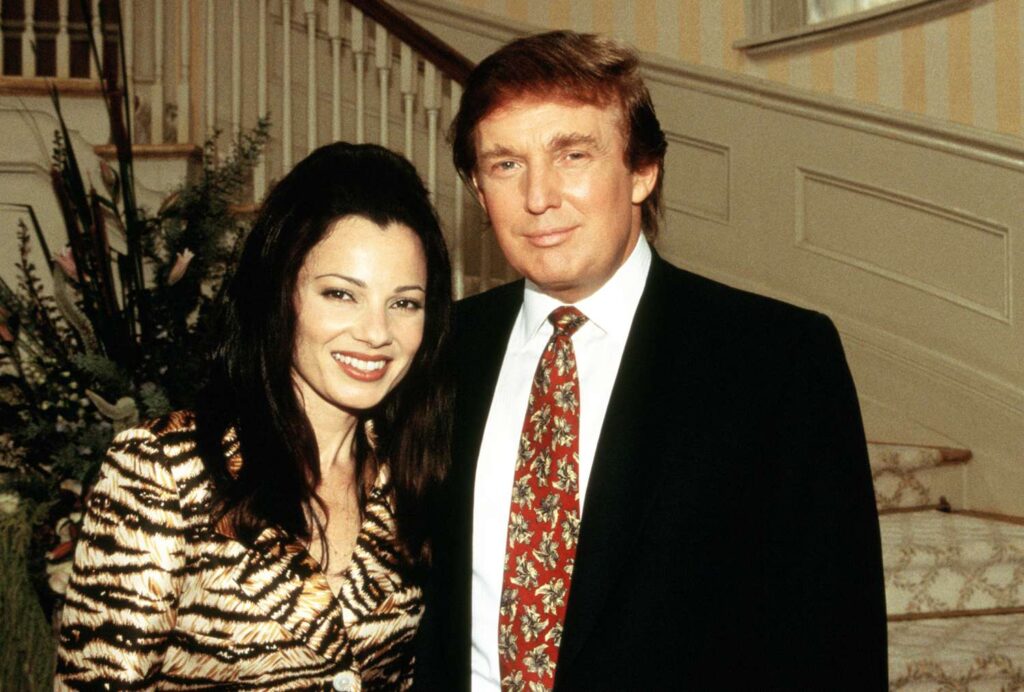 Donald Trump con Fran Drescher sul set della sitcom La Tata - Photo Credits people.com