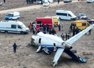 Si dice che l’aereo dell’Azerbaijan Airlines sia stato colpito dalla Russia, ma il Cremlino non lo vuole ammettere