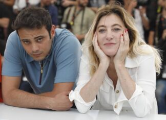 Valeria Bruni Tedeschi, chi è il giovane compagno Sofiane Bennacer (accusato di violenza sessuale): “Gli sto vicino, lo sostengo”