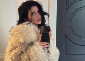 Kylie Jenner rilancia il trend della micro french (e si ispira a Kendall)