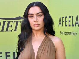 Come Charli XCX è riuscita a rendere brat anche il mondo del fashion (tra vestiti ultra sheer e sopra le righe)