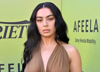 Come Charli XCX è riuscita a rendere brat anche il mondo del fashion (tra vestiti ultra sheer e sopra le righe)