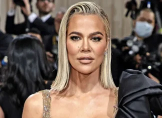 Khloé Kardashian abbina le perfette festive nails “bubble bath” al suo profumo XO KHLOÉ