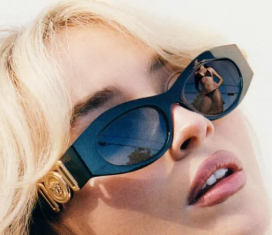 Sabrina Carpenter è il nuovo volto della campagna Versace per gli iconici occhiali Biggie