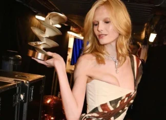 Alex Consani è la prima modella transgender dell’anno: “Il cambiamento non è solo possibile, ma anche necessario”