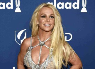 Britney Spears replica alla foto di Natale della sua famiglia su Instagram Britney Spears andrà in Messico?