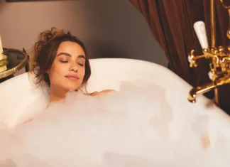 Per rilassarsi durante le feste non c’è niente di meglio di un bagno caldo (e lo dice anche la scienza)