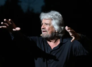 Grillo alla guida di un carro funebre: “Il M5S è morto, tradito da Conte” (VIDEO)