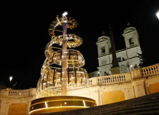 Bulgari accende Trinità dei Monti a Roma: inaugurate le luminarie di Natale 2024