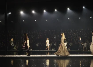 Chanel incanta Hangzhou con la collezione Métiers d’Art 2025: un viaggio tra tradizione e poesia