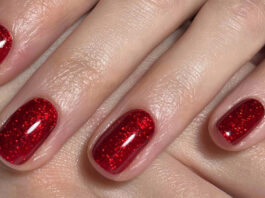 Cosa sono le glass bauble nails e perché sono le unghie perfette last minute per il Natale