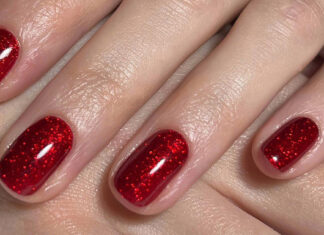 Cosa sono le glass bauble nails e perché sono le unghie perfette last minute per il Natale