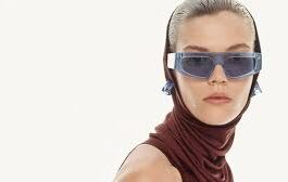 Victoria Beckham si dà al vintage e al burgundy nella sua nuova collezione Pre-Fall 2025
