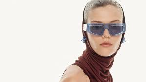 Victoria Beckham si dà al vintage e al burgundy nella sua nuova collezione Pre-Fall 2025