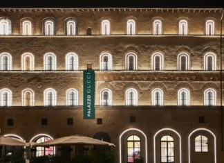Firenze si illumina di Gucci: al Palazzo di Piazza della Mercanzia svelate le decorazioni natalizie 2024
