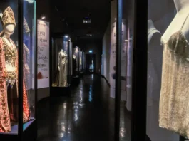 In mostra a Cinecittà i costumi di Parthenope creati da Anthony Vaccarello per Saint Laurent parthenope abiti