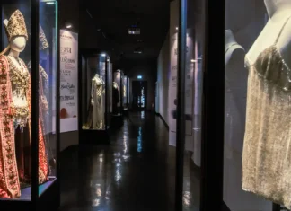 In mostra a Cinecittà i costumi di Parthenope creati da Anthony Vaccarello per Saint Laurent parthenope abiti