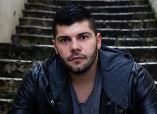 Salvatore Esposito entra nel cast di Maserati: The Brothers insieme a Jessica Alba e Anthony Hopkins